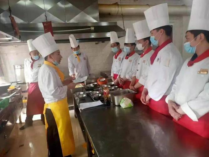 餐饮管理中心组织后厨人员菜品改良与集中培训，推动餐饮管理提质增效