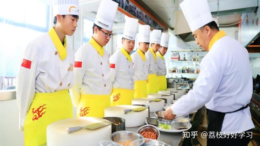 餐饮管理人员可以考健康管理师吗？——职业跨界与健康管理的融合路径
